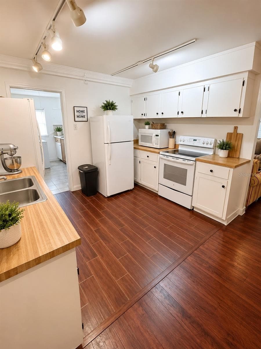 5609 PERRINE DRIVE — photo 3 of 9