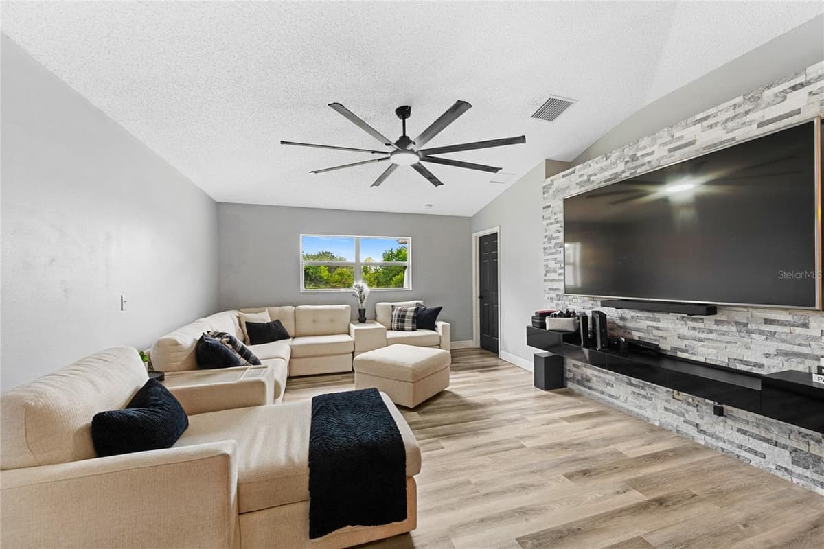 2086 PARKTON DRIVE — photo 16 of 33
