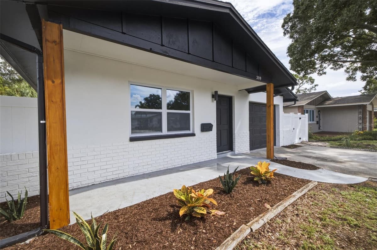 209 MONROE CIRCLE — photo 3 of 34