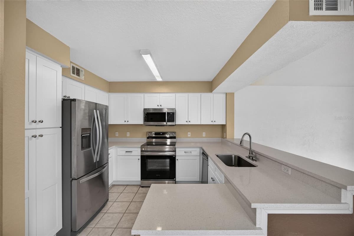 14013 FAIRWAY ISLAND DRIVE — photo 5 of 34