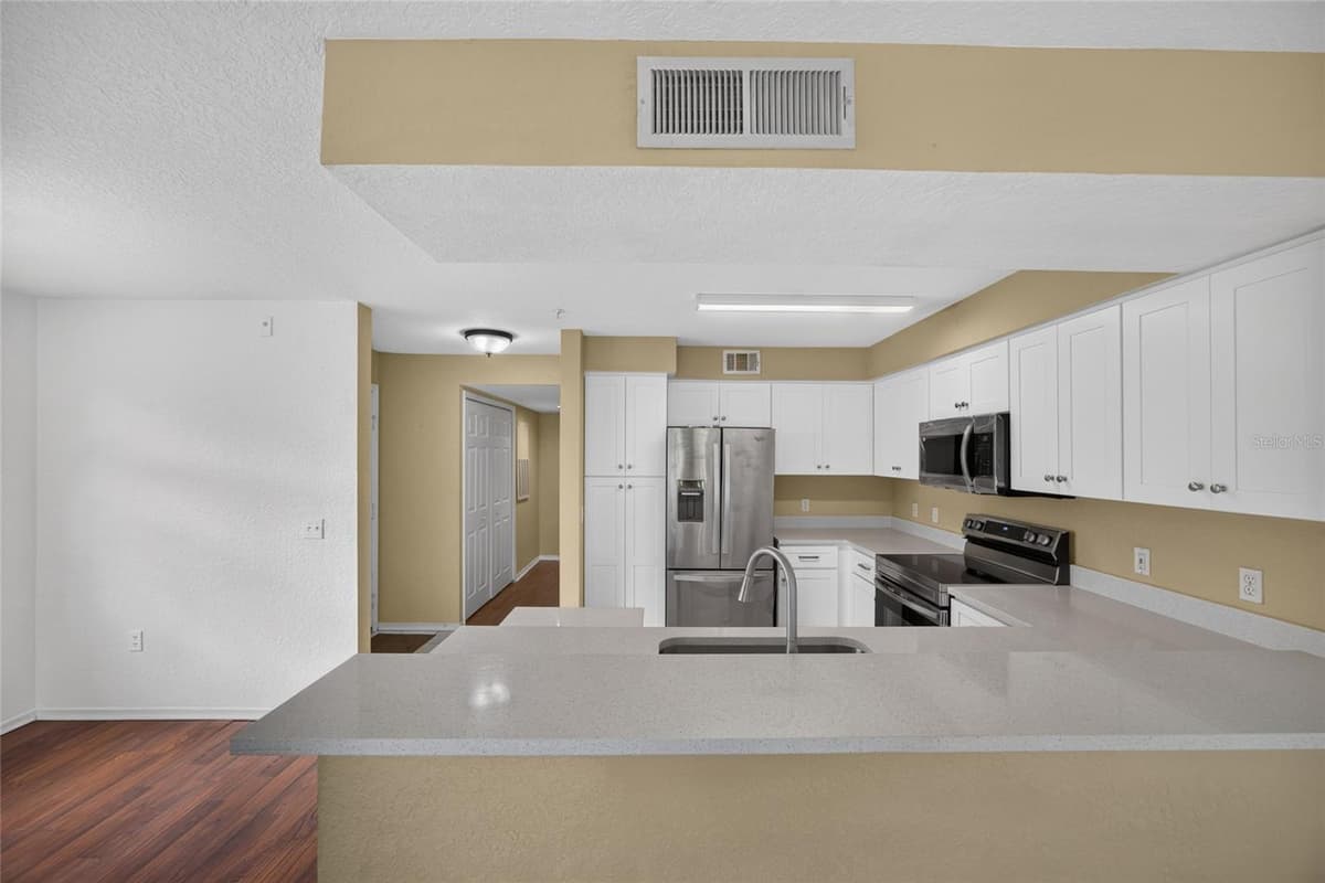 14013 FAIRWAY ISLAND DRIVE — photo 13 of 34