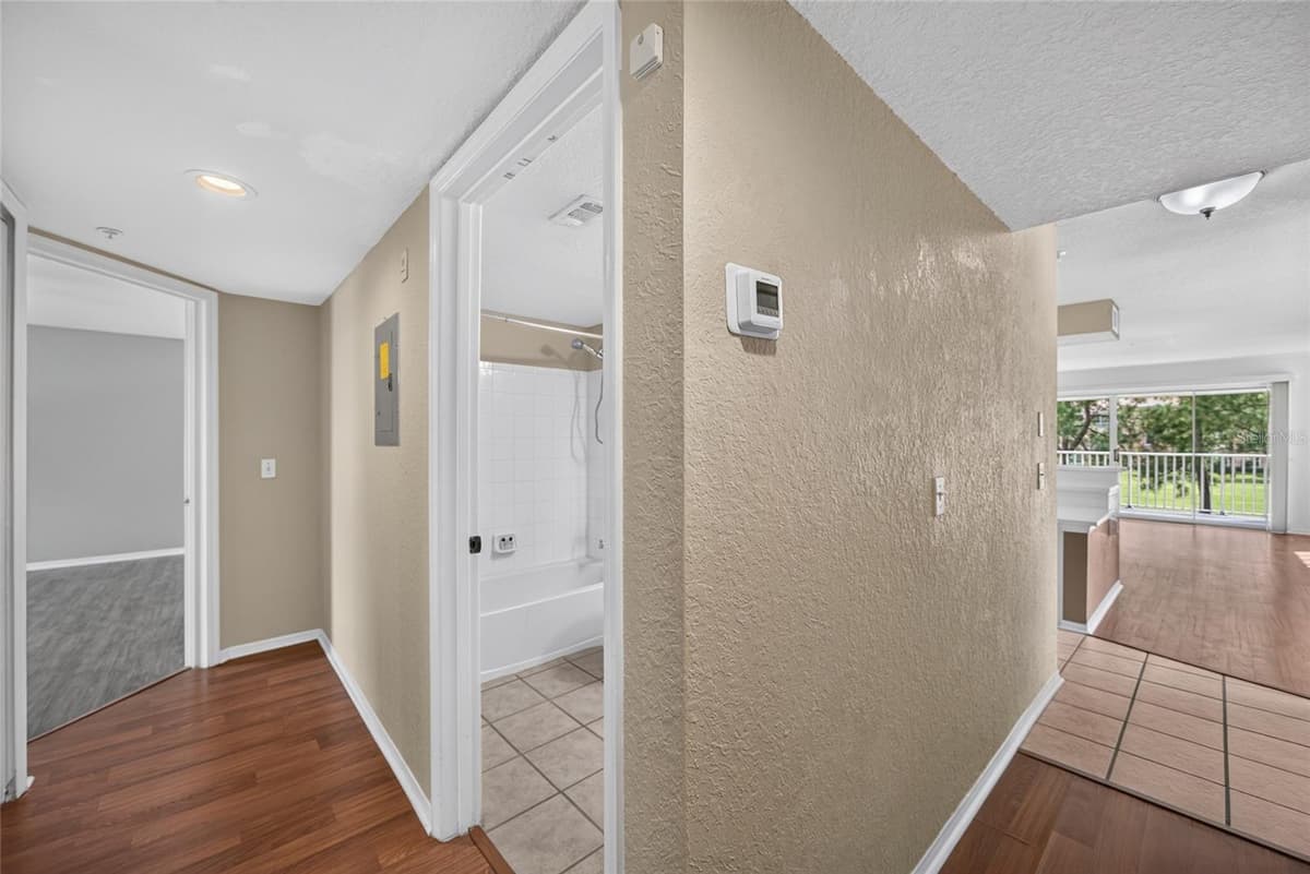 14013 FAIRWAY ISLAND DRIVE — photo 15 of 34