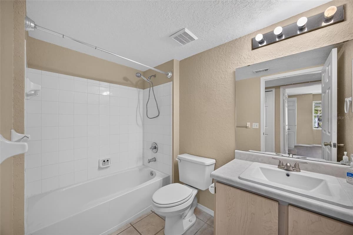 14013 FAIRWAY ISLAND DRIVE — photo 16 of 34