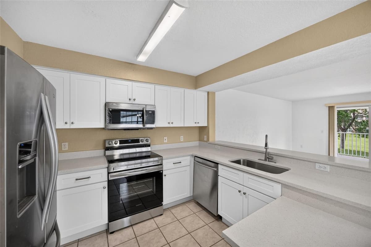 14013 FAIRWAY ISLAND DRIVE — photo 12 of 34
