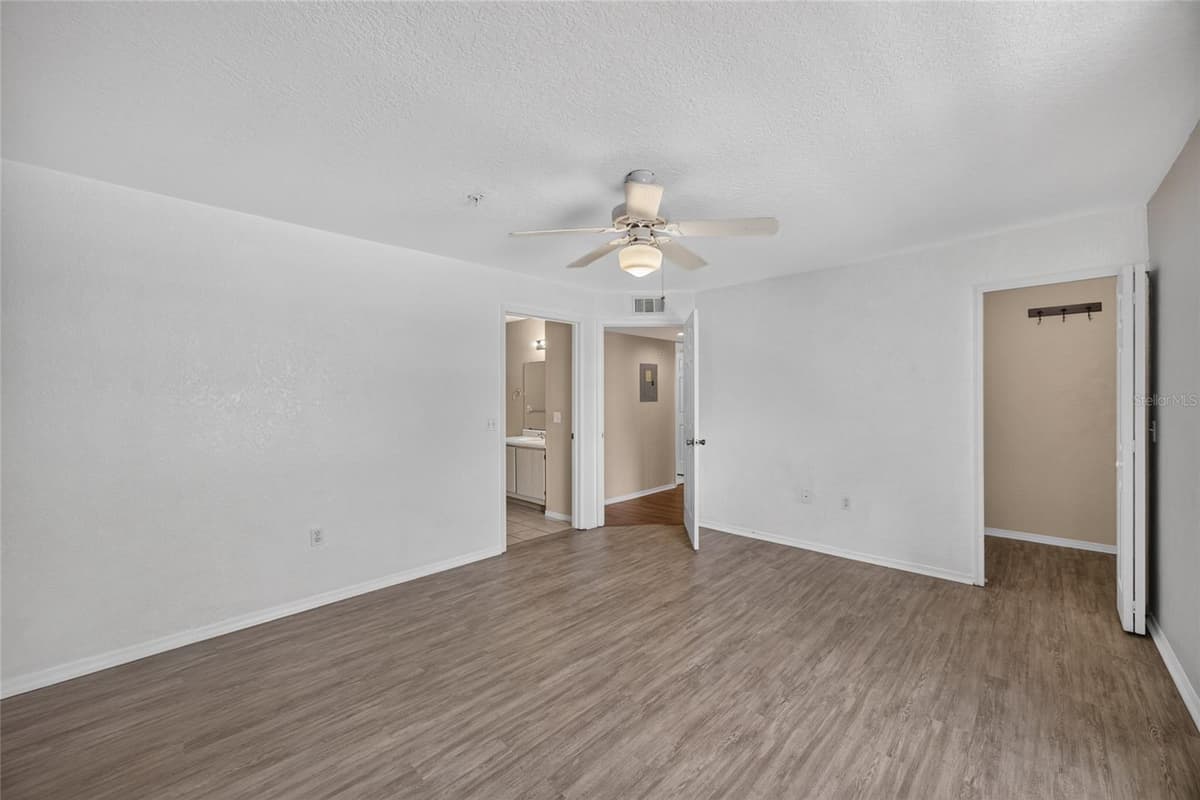 14013 FAIRWAY ISLAND DRIVE — photo 19 of 34