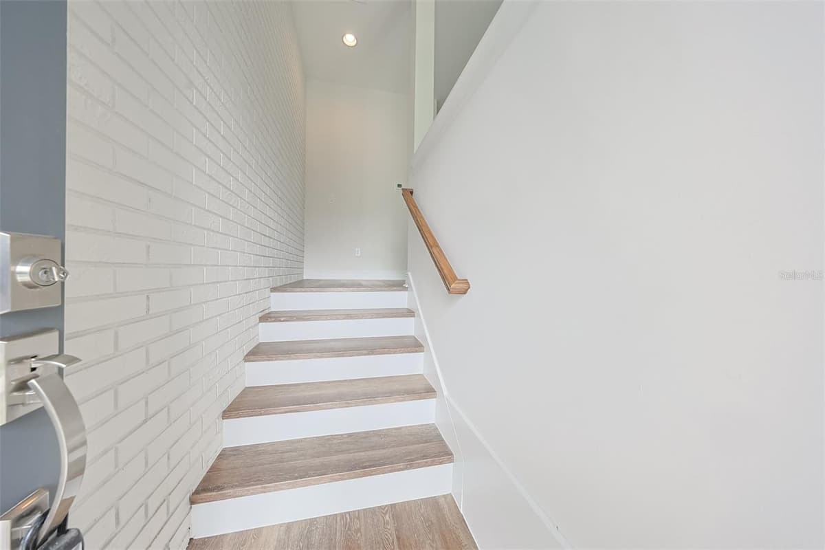 203 DANUBE AVENUE — photo 3 of 25