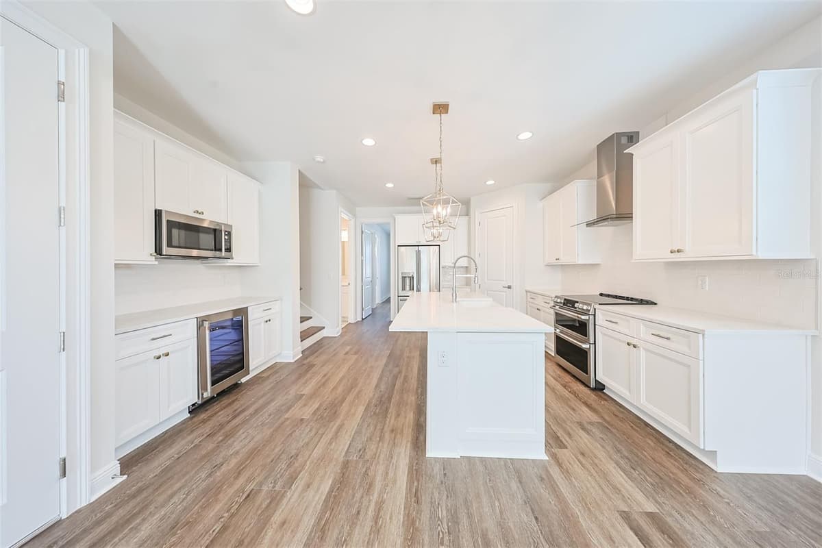 203 DANUBE AVENUE — photo 7 of 25