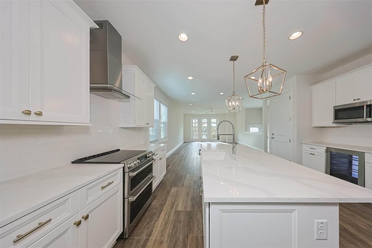 203 DANUBE AVENUE — photo 10 of 25