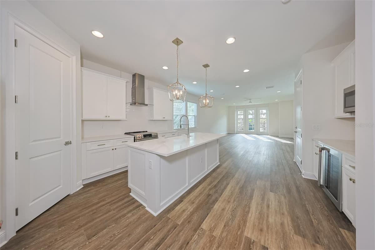 203 DANUBE AVENUE — photo 9 of 25