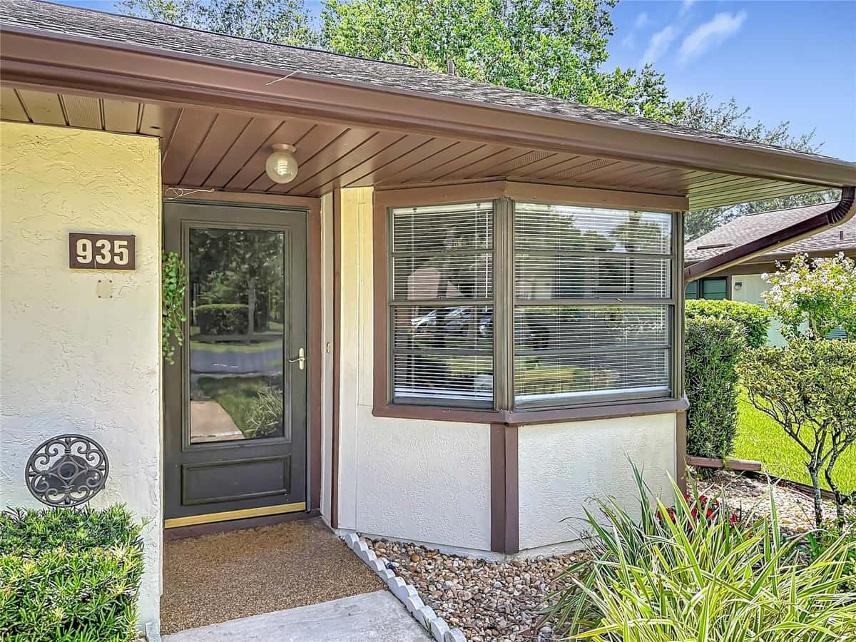 935 EASTRIDGE DRIVE