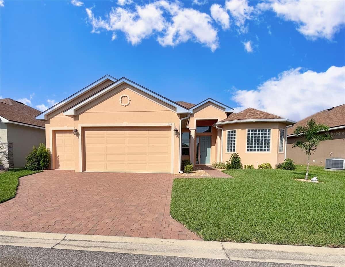 1124 SAWGRASS DRIVE